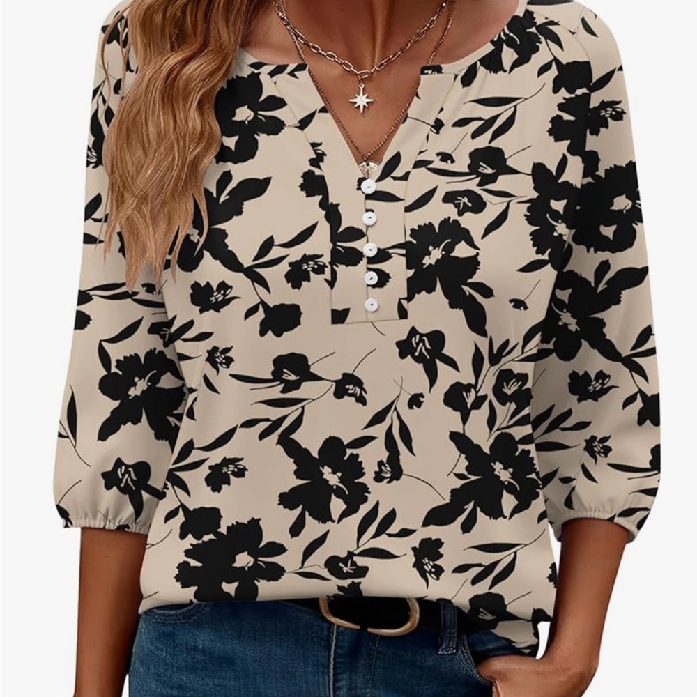 Women’s size medium blouse. NWT!